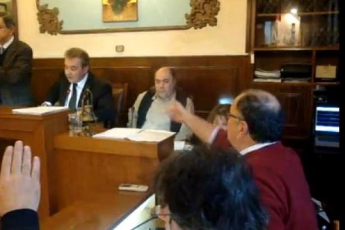 Λίγο έλειψε να πέσει ξύλο στο δημοτικό συμβούλιο Ξάνθης! ΒΙΝΤΕΟ | Newsit.gr Λίγο έλειψε να πέσει ξύλο στο δημοτικό συμβούλιο Ξάνθης! ΒΙΝΤΕΟ | Newsit.gr