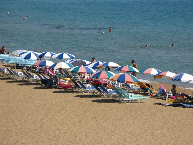 Λευκάδα: Δήμαρχος μαινόμενος για τις ξαπλώστρες! | Newsit.gr Λευκάδα: Δήμαρχος μαινόμενος για τις ξαπλώστρες! | Newsit.gr