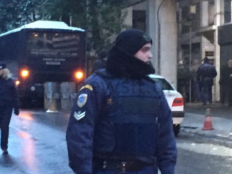 “Δύο σφαίρες από καλάσνικοφ δέχθηκε ο Αστυνομικός” – Ήθελαν αίμα | Newsit.gr “Δύο σφαίρες από καλάσνικοφ δέχθηκε ο Αστυνομικός” – Ήθελαν αίμα | Newsit.gr