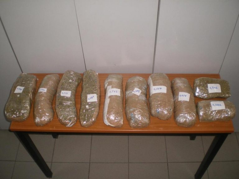 Φλώρινα: Η ρεζέρβα του ΙΧ έκρυβε κοντά 5 κιλά χασίς! ΦΩΤΟ | Newsit.gr Φλώρινα: Η ρεζέρβα του ΙΧ έκρυβε κοντά 5 κιλά χασίς! ΦΩΤΟ | Newsit.gr