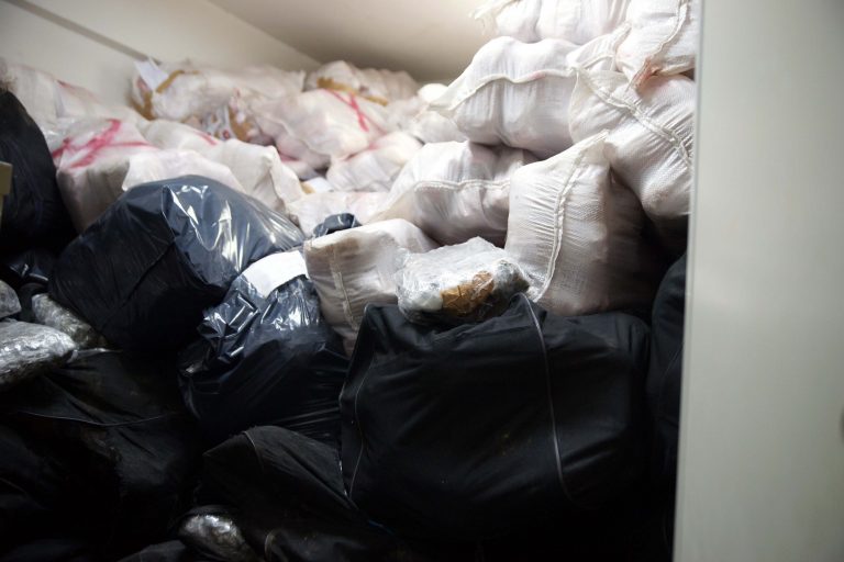 Σταμάτησαν φορτηγό για έλεγχο και βρήκαν 750 κιλά χασίς | Newsit.gr Σταμάτησαν φορτηγό για έλεγχο και βρήκαν 750 κιλά χασίς | Newsit.gr