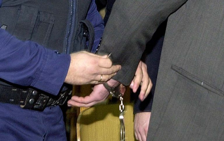 Τέσσερις πήγαν από μόνοι τους για… χειροπέδες στο Βόλο | Newsit.gr Τέσσερις πήγαν από μόνοι τους για… χειροπέδες στο Βόλο | Newsit.gr