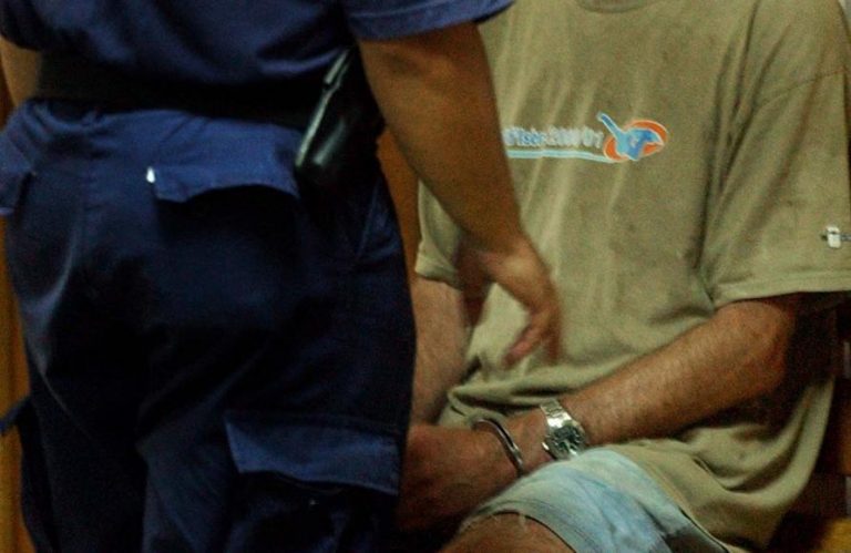 Ένας στο χώμα, ένας στη φυλακή, έπιασαν τον τρίτο… | Newsit.gr Ένας στο χώμα, ένας στη φυλακή, έπιασαν τον τρίτο… | Newsit.gr