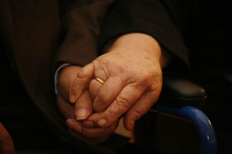 Συγκίνηση: Ηλικιωμένο ζευγάρι έφυγε από τη ζωή με διαφορά λίγων ωρών | Newsit.gr Συγκίνηση: Ηλικιωμένο ζευγάρι έφυγε από τη ζωή με διαφορά λίγων ωρών | Newsit.gr
