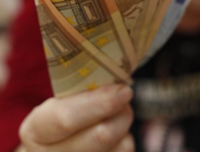 Εκτός στόχων μνημονίου η Ελλάδα, νέα μέτρα θα ζητήσει η τρόικα – Μαύρη τρύπα 305 εκατομμύρια στα έσοδα | Newsit.gr Εκτός στόχων μνημονίου η Ελλάδα, νέα μέτρα θα ζητήσει η τρόικα – Μαύρη τρύπα 305 εκατομμύρια στα έσοδα | Newsit.gr