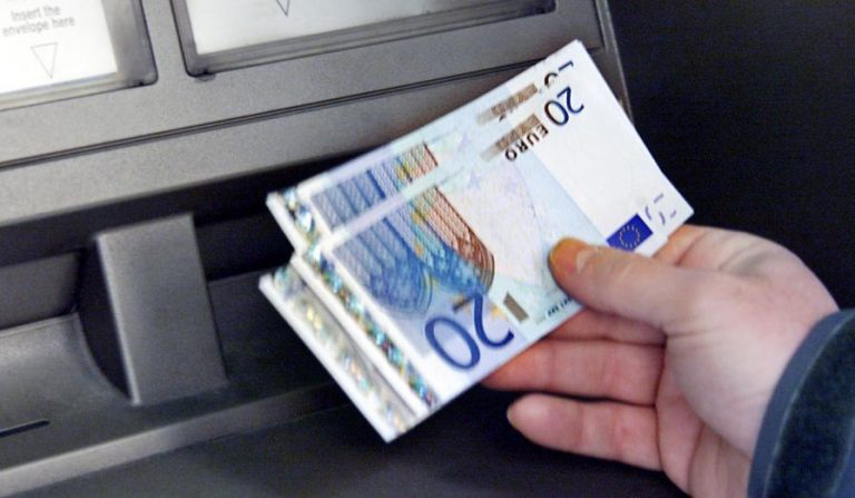 Κλοπή μισθών και συντάξεων με διπλό χαράτσι – 300 ως 500 ευρώ χάνουν όλοι | Newsit.gr Κλοπή μισθών και συντάξεων με διπλό χαράτσι – 300 ως 500 ευρώ χάνουν όλοι | Newsit.gr