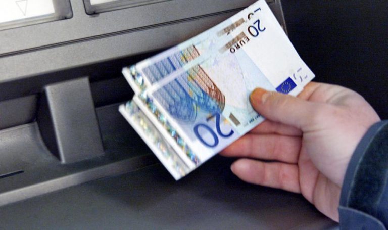 Το τσεκούρι σε 13ο -14ο μισθό πάει… μετά τις εκλογές | Newsit.gr Το τσεκούρι σε 13ο -14ο μισθό πάει… μετά τις εκλογές | Newsit.gr