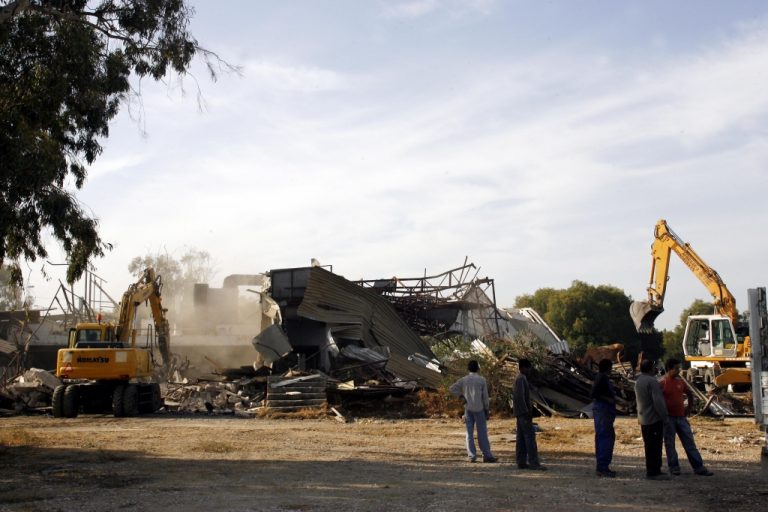 Συνεχίζεται το “ξήλωμα” της παραλιακής | Newsit.gr Συνεχίζεται το “ξήλωμα” της παραλιακής | Newsit.gr