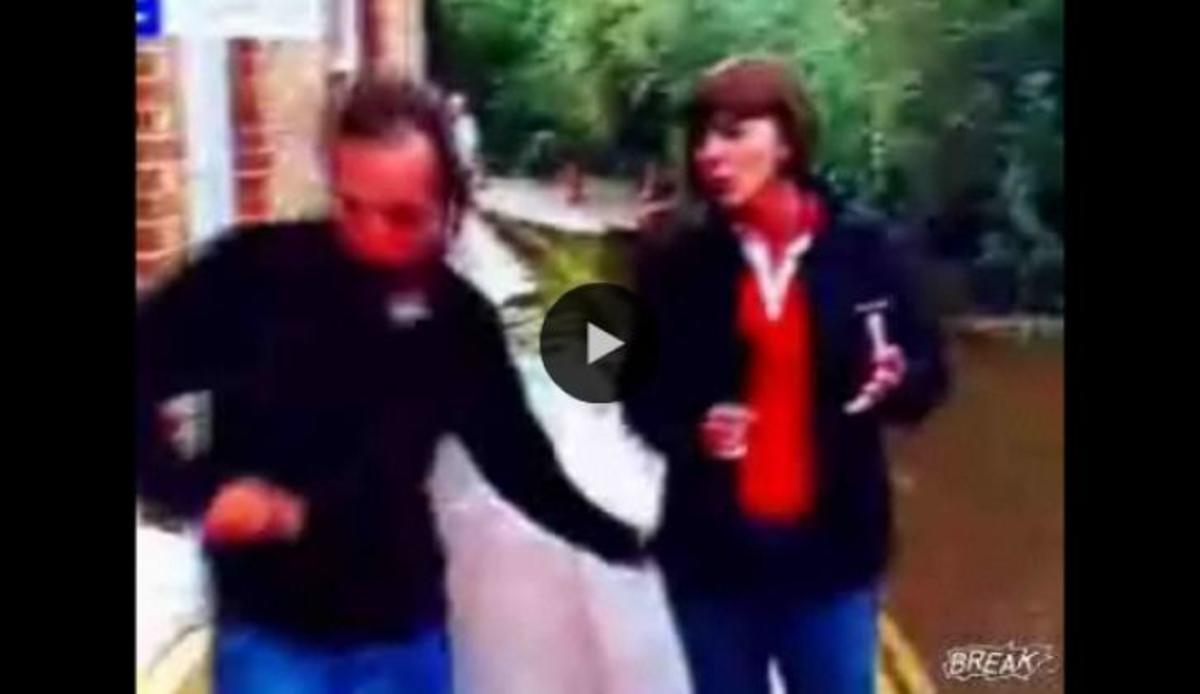 Χούφτωσε ρεπόρτερ την ώρα που ήταν στον αέρα! | Newsit.gr Χούφτωσε ρεπόρτερ την ώρα που ήταν στον αέρα! | Newsit.gr
