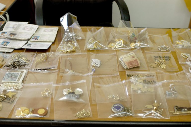 Άρτα: Τους έπιασαν με τα χρυσαφικά που έκλεψαν! | Newsit.gr Άρτα: Τους έπιασαν με τα χρυσαφικά που έκλεψαν! | Newsit.gr