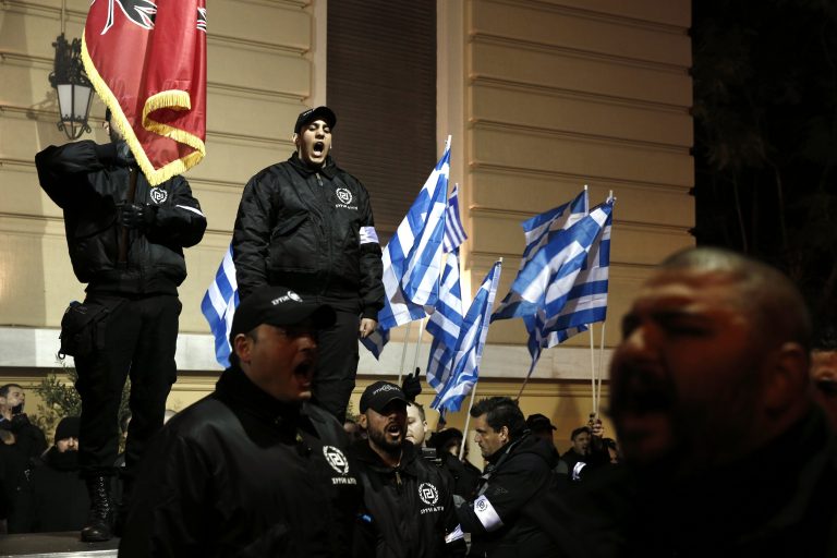 Η Χρυσή Αυγή δείχνει το αποτρόπαιο πρόσωπο της στο Πέραμα | Newsit.gr Η Χρυσή Αυγή δείχνει το αποτρόπαιο πρόσωπο της στο Πέραμα | Newsit.gr