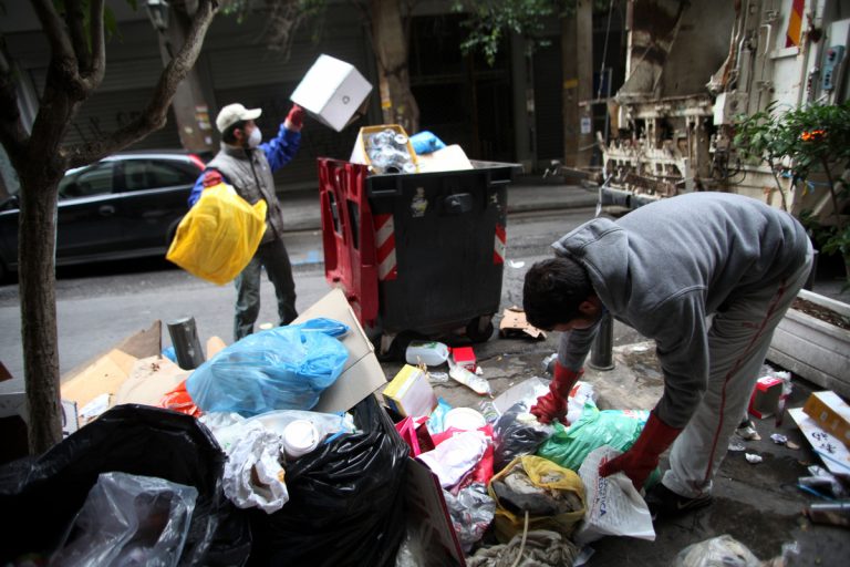 Ηράκλειο: Διαμαρτυρία απολυμένων υπαλλήλων του Δήμου – Στο πλευρό τους ο Δήμαρχος | Newsit.gr Ηράκλειο: Διαμαρτυρία απολυμένων υπαλλήλων του Δήμου – Στο πλευρό τους ο Δήμαρχος | Newsit.gr
