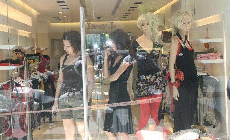Στα 860 ευρώ ο κατώτατος μισθός για τους εμποροϋπαλλήλους | Newsit.gr Στα 860 ευρώ ο κατώτατος μισθός για τους εμποροϋπαλλήλους | Newsit.gr
