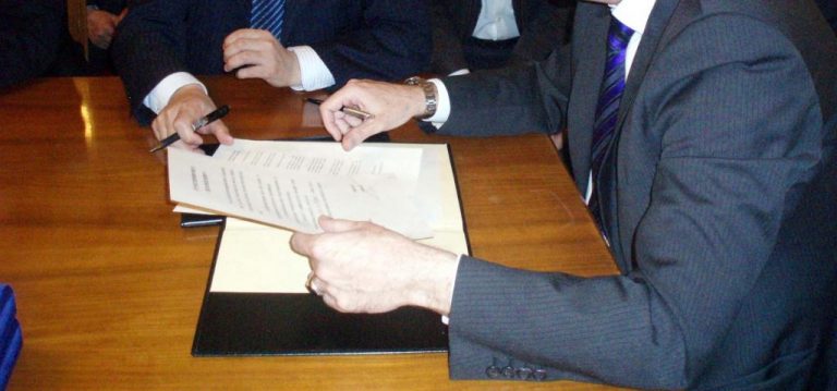 «Σπάνε» τα ασφαλιστήρια συμβόλαια για να πληρώσουν… λογαριασμούς | Newsit.gr «Σπάνε» τα ασφαλιστήρια συμβόλαια για να πληρώσουν… λογαριασμούς | Newsit.gr