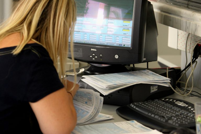 Στα θρανία για εξετάσεις όλοι οι Δημόσιοι Υπάλληλοι | Newsit.gr Στα θρανία για εξετάσεις όλοι οι Δημόσιοι Υπάλληλοι | Newsit.gr