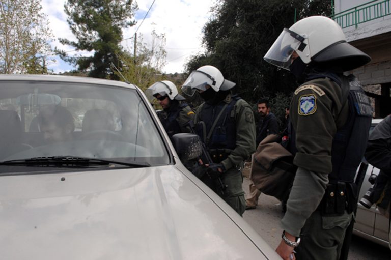 Ζευγάρι… μπουμπούκι με όπλα και ναρκωτικά | Newsit.gr Ζευγάρι… μπουμπούκι με όπλα και ναρκωτικά | Newsit.gr