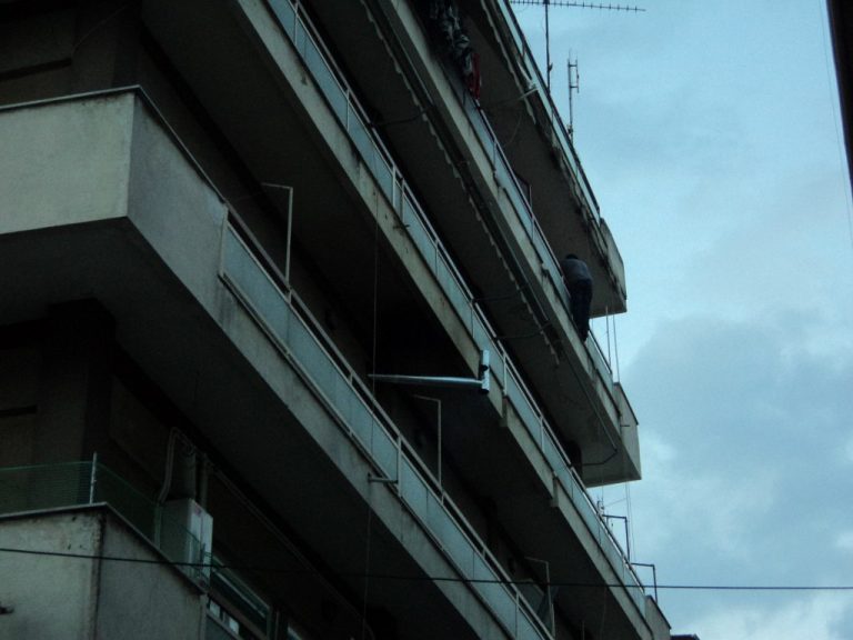 Τρίκαλα: Βγήκε στο μπαλκόνι του 4ου ορόφου και… απειλούσε να πέσει στο κενό! ΦΩΤΟ | Newsit.gr Τρίκαλα: Βγήκε στο μπαλκόνι του 4ου ορόφου και… απειλούσε να πέσει στο κενό! ΦΩΤΟ | Newsit.gr