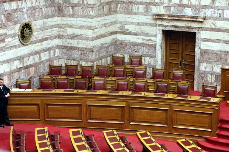 Εικόνα διάλυσης στη Βουλή! Συνεδρίαση – ρεκόρ 5 λεπτών – Ποιοί είναι οι «κοπανατζήδες» υπουργοί | Newsit.gr Εικόνα διάλυσης στη Βουλή! Συνεδρίαση – ρεκόρ 5 λεπτών – Ποιοί είναι οι «κοπανατζήδες» υπουργοί | Newsit.gr