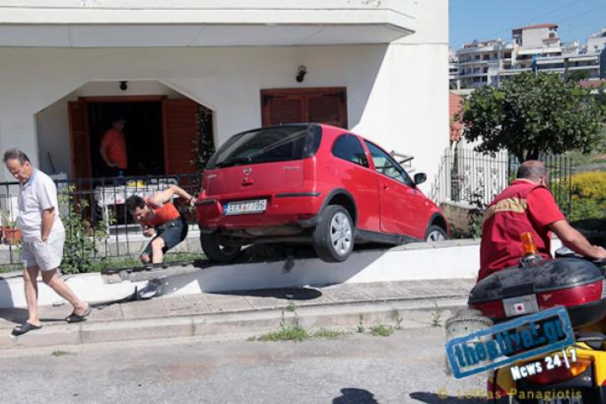 Αυτοκίνητο «μπούκαρε» σε αυλή στα Μετέωρα! ΦΩΤΟ | Newsit.gr Αυτοκίνητο «μπούκαρε» σε αυλή στα Μετέωρα! ΦΩΤΟ | Newsit.gr
