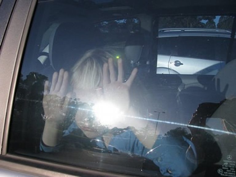 Αχαϊα:Κλείδωνε το παιδί στο αυτοκίνητο για να βλέπει τον εραστή της! | Newsit.gr Αχαϊα:Κλείδωνε το παιδί στο αυτοκίνητο για να βλέπει τον εραστή της! | Newsit.gr