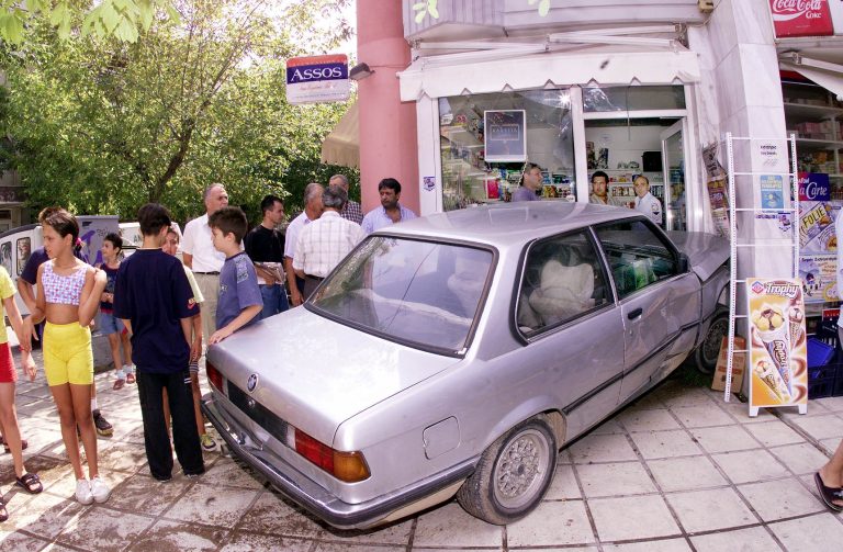 Ηράκλειο: H τρελή πορεία του αυτοκινήτου, σταμάτησε σε κατάστημα! | Newsit.gr Ηράκλειο: H τρελή πορεία του αυτοκινήτου, σταμάτησε σε κατάστημα! | Newsit.gr