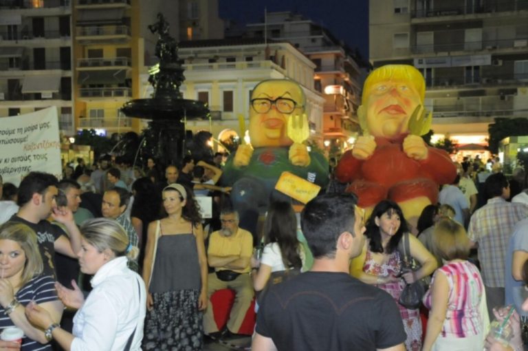 Δείτε φωτογραφίες από την κατάμεστη πλατεία Αγίου Γεωργίου | Newsit.gr Δείτε φωτογραφίες από την κατάμεστη πλατεία Αγίου Γεωργίου | Newsit.gr