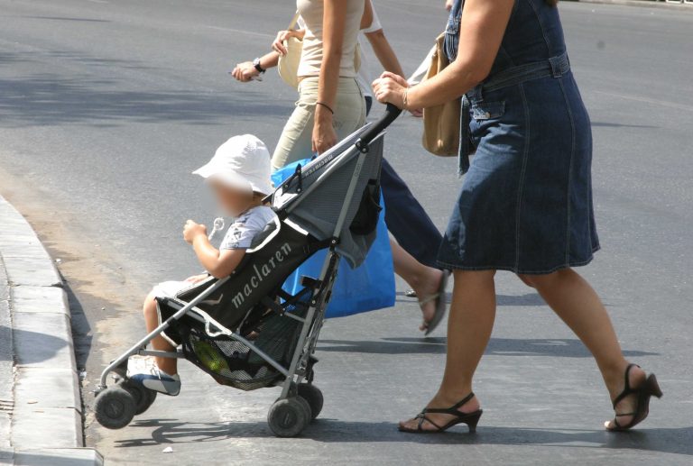 Πάτρα: Άρπαξε το μωρό από τη μάνα και το φίλησε στο στόμα! | Newsit.gr Πάτρα: Άρπαξε το μωρό από τη μάνα και το φίλησε στο στόμα! | Newsit.gr