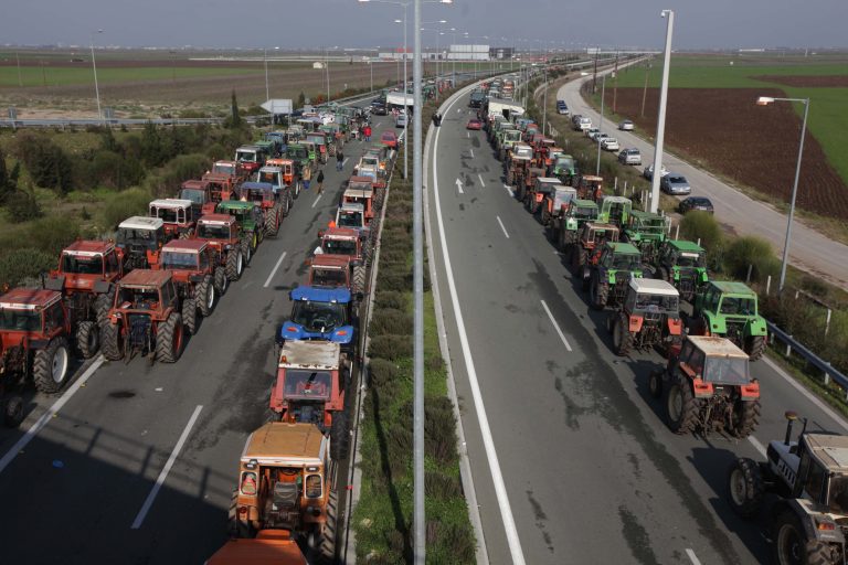 Σήμερα αποφασίζουν οι αγρότες αν θα κόψουν την Ελλάδα στα δυο | Newsit.gr Σήμερα αποφασίζουν οι αγρότες αν θα κόψουν την Ελλάδα στα δυο | Newsit.gr