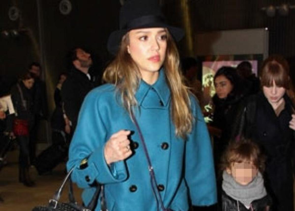 Θέλω το γκρι τζιν της Jessica Alba! | Newsit.gr Θέλω το γκρι τζιν της Jessica Alba! | Newsit.gr