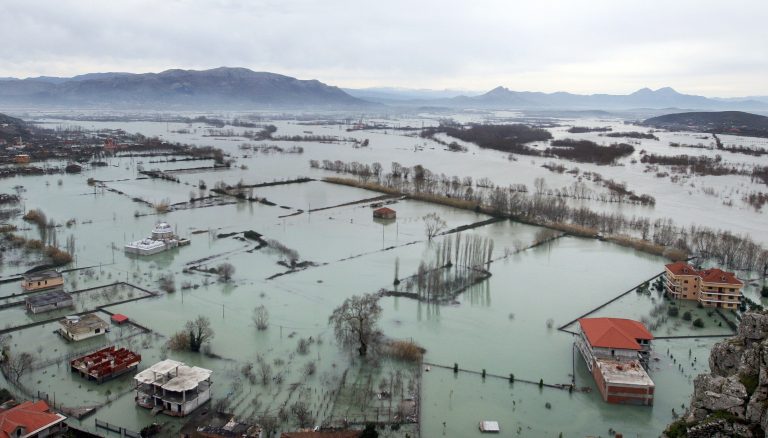 Επιχείρηση εκκένωσης στην Αλβανία | Newsit.gr Επιχείρηση εκκένωσης στην Αλβανία | Newsit.gr