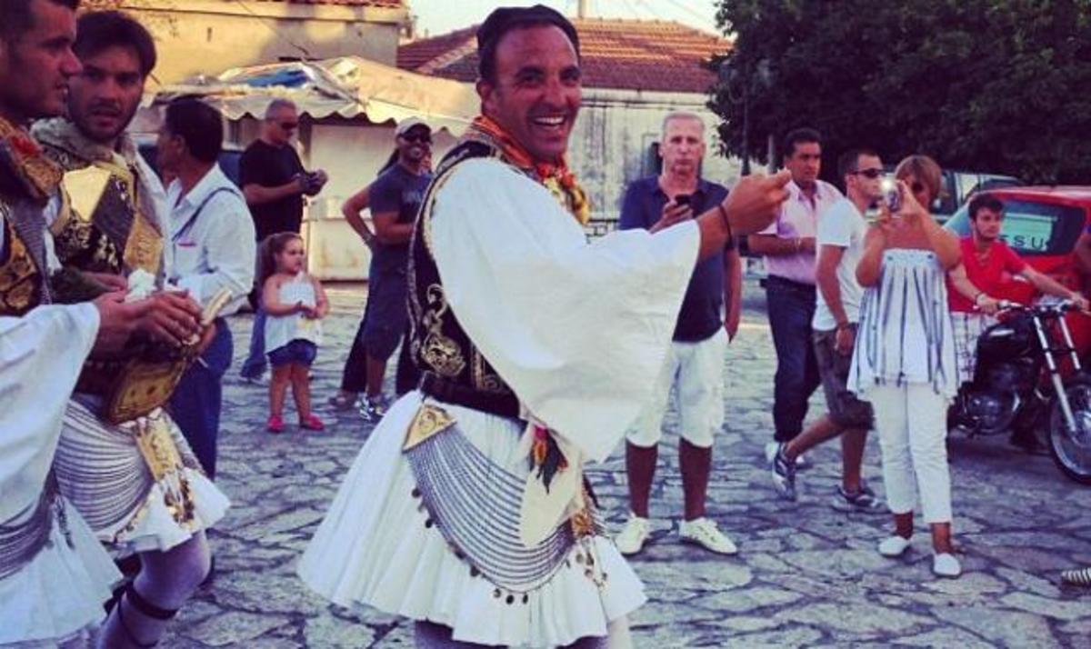 Ν. Αλιάγας: Πραγματοποίησε την επιθυμία του Η. Ψινάκη! Φόρεσε φουστανέλα και πόζαρε στο φακό | Newsit.gr Ν. Αλιάγας: Πραγματοποίησε την επιθυμία του Η. Ψινάκη! Φόρεσε φουστανέλα και πόζαρε στο φακό | Newsit.gr