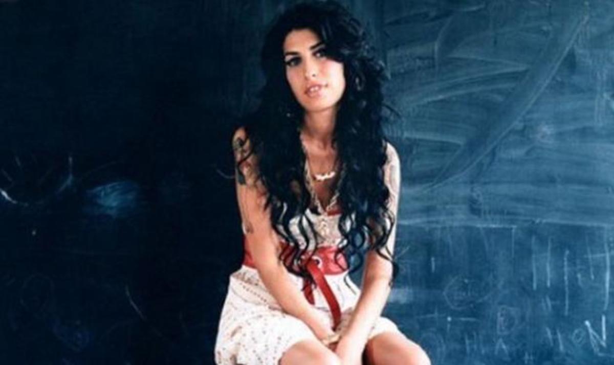 Amy Winehouse: Έκλεψαν το νυφικό της από το σπίτι στο οποίο πέθανε! | Newsit.gr Amy Winehouse: Έκλεψαν το νυφικό της από το σπίτι στο οποίο πέθανε! | Newsit.gr