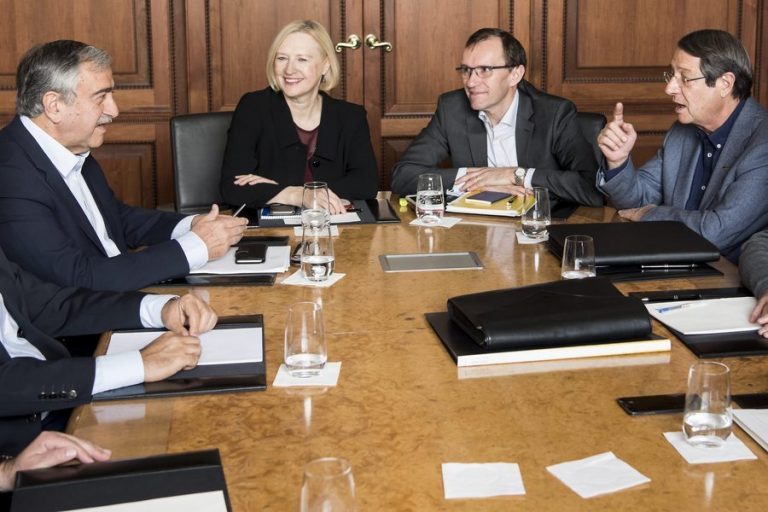 Κυπριακό: Δείπνο με… μενού επανέναρξη των συνομιλιών! | Newsit.gr Κυπριακό: Δείπνο με… μενού επανέναρξη των συνομιλιών! | Newsit.gr