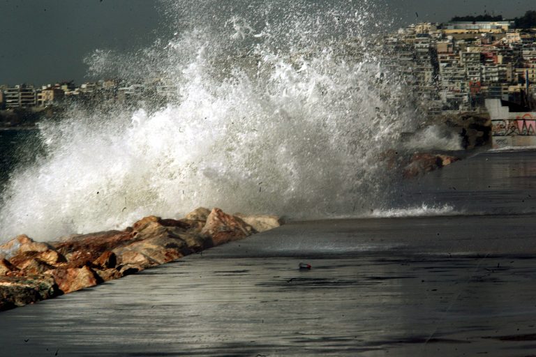 Νοτιάδες, καταιγίδες και λίγα χιόνια τη Δευτέρα | Newsit.gr Νοτιάδες, καταιγίδες και λίγα χιόνια τη Δευτέρα | Newsit.gr