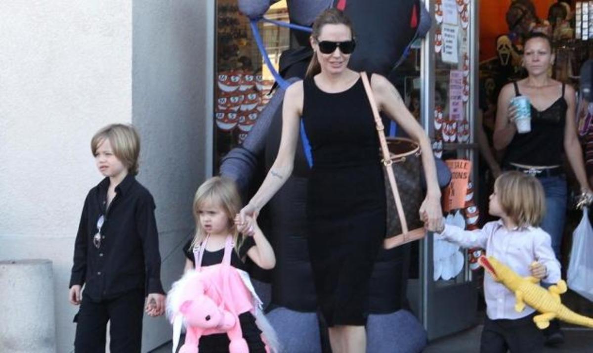 A. Jolie: Πώς γιόρτασε το Halloween με τα παιδιά της; Φωτογραφίες | Newsit.gr A. Jolie: Πώς γιόρτασε το Halloween με τα παιδιά της; Φωτογραφίες | Newsit.gr