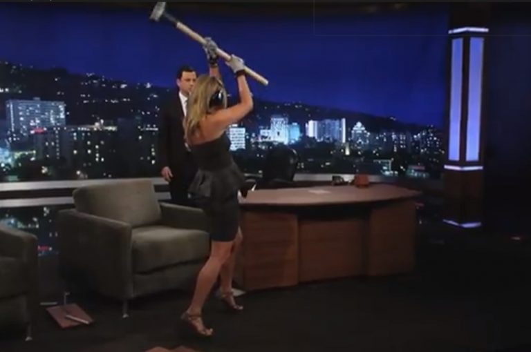 Η Jennifer Aniston έκανε λαμπόγυαλο το στούντιο εκπομπής! | Newsit.gr Η Jennifer Aniston έκανε λαμπόγυαλο το στούντιο εκπομπής! | Newsit.gr