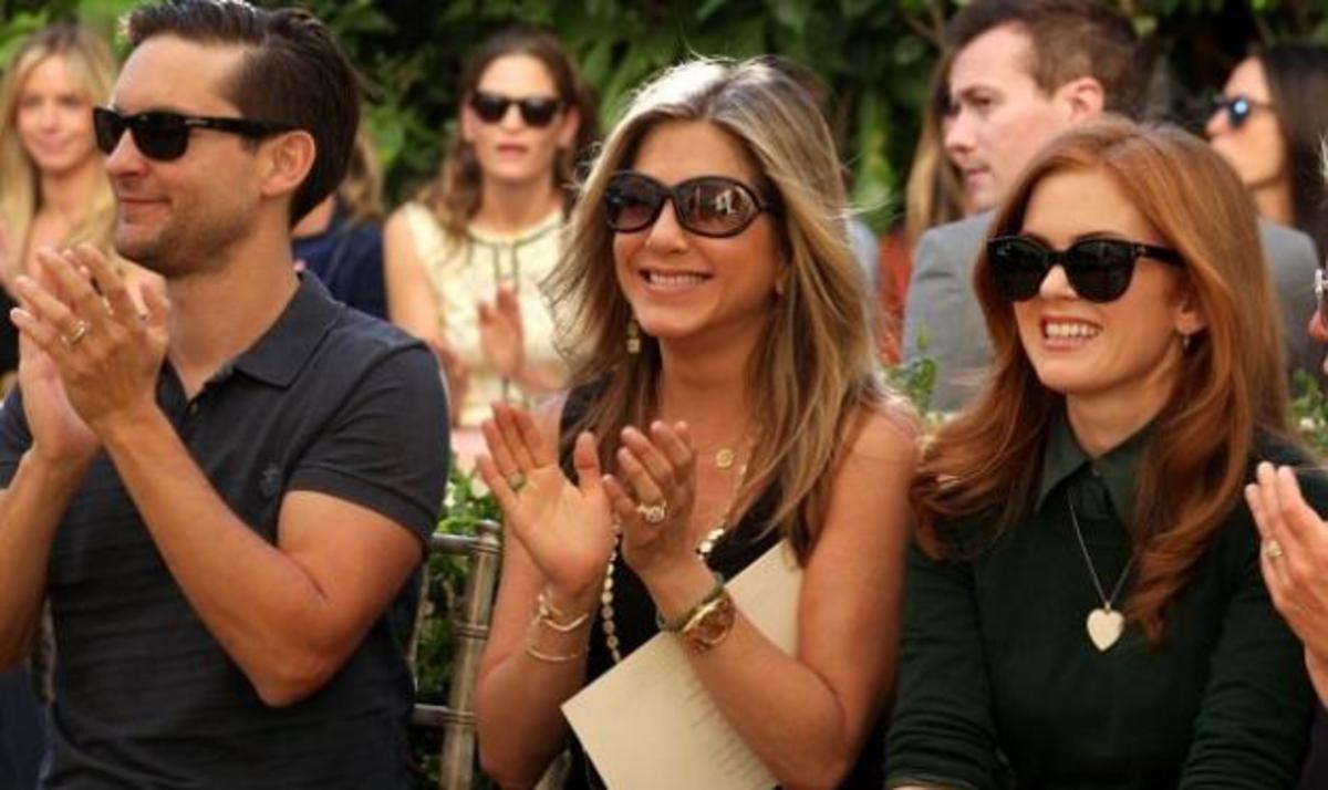H Jennifer Aniston μας δείχνει για πρώτη φορά το τεράστιο μονόπετρό της! | Newsit.gr H Jennifer Aniston μας δείχνει για πρώτη φορά το τεράστιο μονόπετρό της! | Newsit.gr