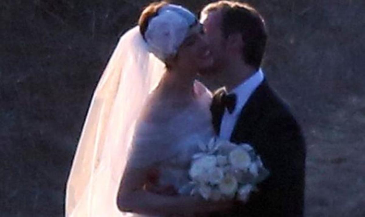Η Anne Hathaway παντρεύτηκε! Δες τις πρώτες φωτογραφίες! | Newsit.gr Η Anne Hathaway παντρεύτηκε! Δες τις πρώτες φωτογραφίες! | Newsit.gr