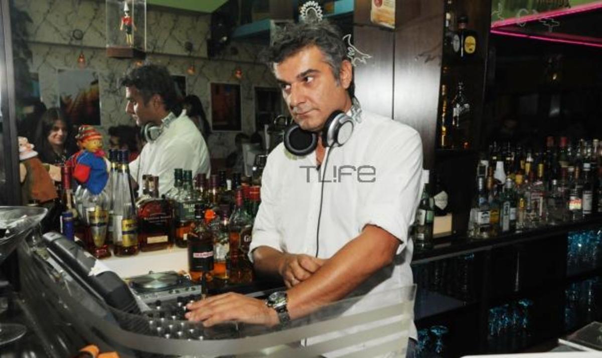 Κ. Αποστολάκης: Σε ρόλο dj… λίγο μετά τη γέννηση της κόρης του! Φωτογραφίες | Newsit.gr Κ. Αποστολάκης: Σε ρόλο dj… λίγο μετά τη γέννηση της κόρης του! Φωτογραφίες | Newsit.gr