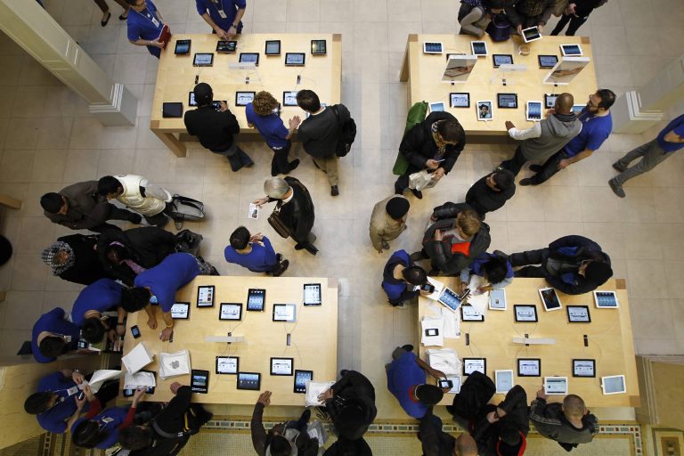 «Σήκωσαν» το μαγαζί της Apple κι έφυγαν με… λεωφορείο! | Newsit.gr «Σήκωσαν» το μαγαζί της Apple κι έφυγαν με… λεωφορείο! | Newsit.gr