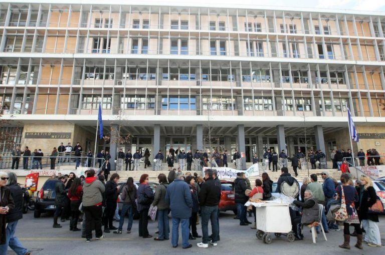 Ένοχοι οι 11 συλληφθέντες του ΑΠΘ! Ένταση έξω από τα δικαστήρια – ΒΙΝΤΕΟ | Newsit.gr Ένοχοι οι 11 συλληφθέντες του ΑΠΘ! Ένταση έξω από τα δικαστήρια – ΒΙΝΤΕΟ | Newsit.gr