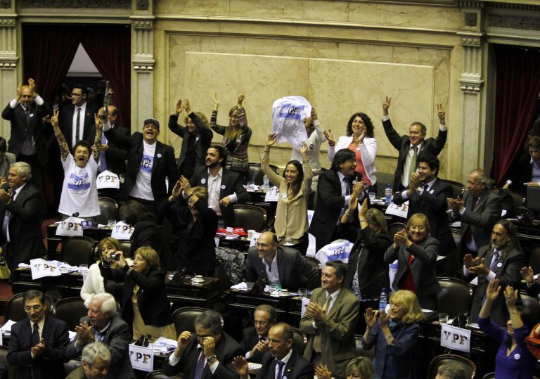 Επίδειξη δύναμης από την Αργεντινή – Κρατικοποιεί την YPF κι ας… φωνάζει η Ισπανία | Newsit.gr Επίδειξη δύναμης από την Αργεντινή – Κρατικοποιεί την YPF κι ας… φωνάζει η Ισπανία | Newsit.gr