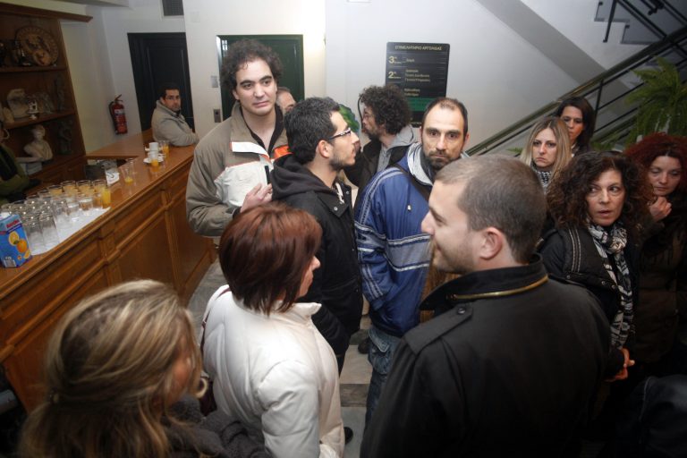 Ανεπιθύμητος ο υφυπουργός Μανιάτης στην Αργολίδα -Φωτό και Video | Newsit.gr Ανεπιθύμητος ο υφυπουργός Μανιάτης στην Αργολίδα -Φωτό και Video | Newsit.gr
