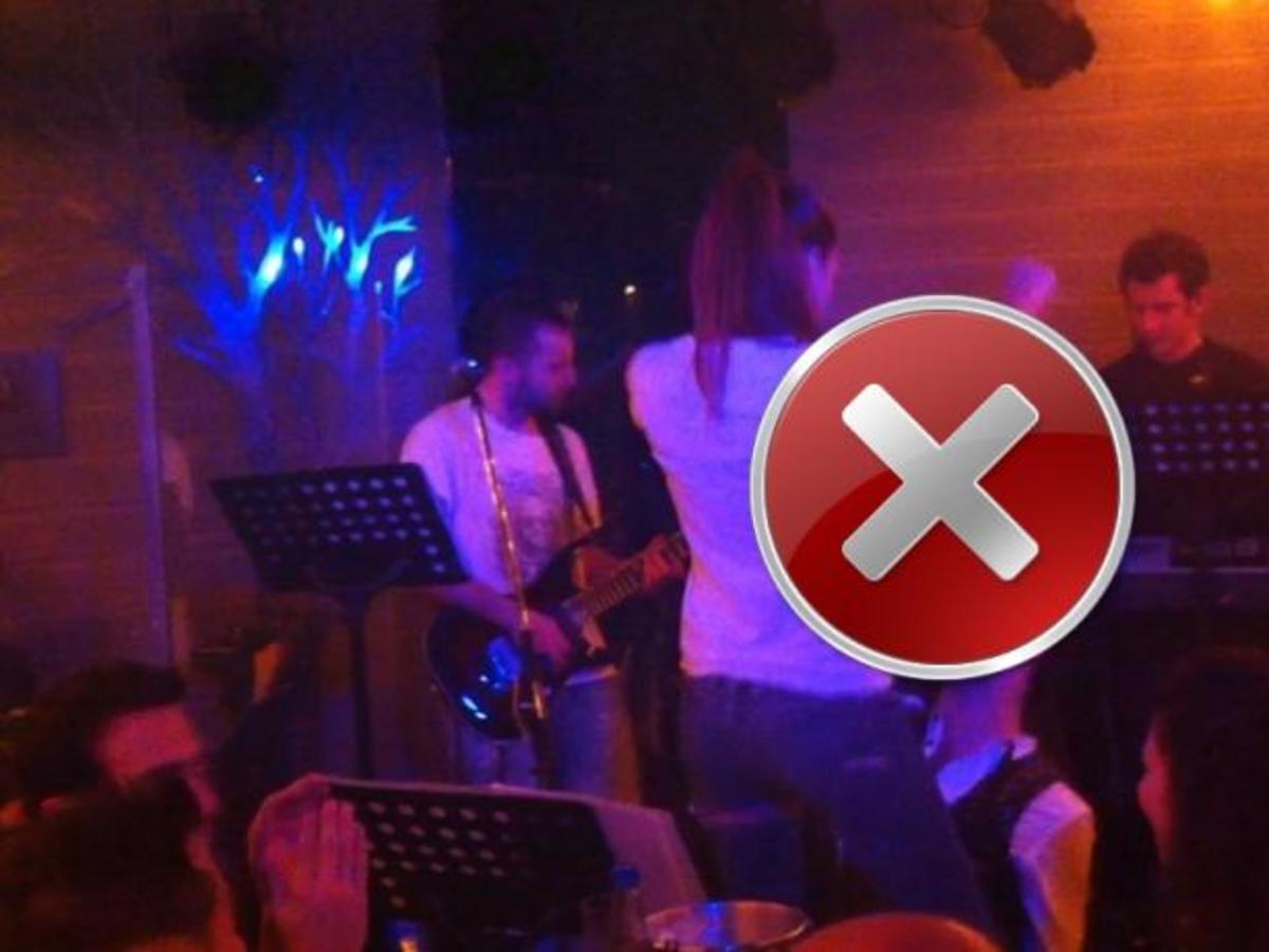 Θαυμάστρια ξεκούμπωσε το παντελόνι πρώην παίκτη του GREEK IDOL την ώρα που τραγουδούσε ! | Newsit.gr Θαυμάστρια ξεκούμπωσε το παντελόνι πρώην παίκτη του GREEK IDOL την ώρα που τραγουδούσε ! | Newsit.gr