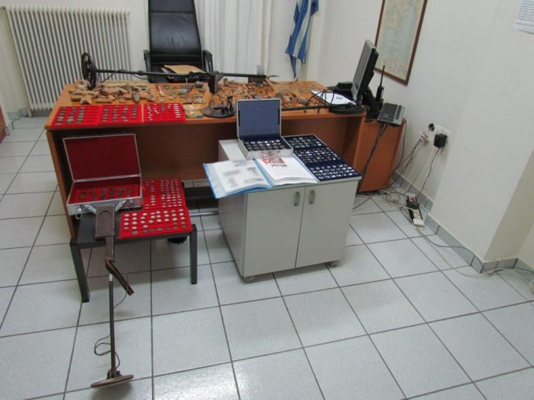 Φωκίδα: Γάλλοι μπήκαν με ανιχνευτή μετάλλων μέσα στον Αρχαιολογικό χώρο! | Newsit.gr Φωκίδα: Γάλλοι μπήκαν με ανιχνευτή μετάλλων μέσα στον Αρχαιολογικό χώρο! | Newsit.gr