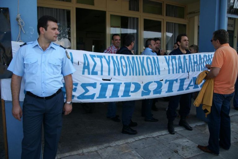 Κατάληψη της Αστυνομικής Διεύθυνσης Θεσπρωτίας από αστυνομικούς – ΦΩΤΟ | Newsit.gr Κατάληψη της Αστυνομικής Διεύθυνσης Θεσπρωτίας από αστυνομικούς – ΦΩΤΟ | Newsit.gr