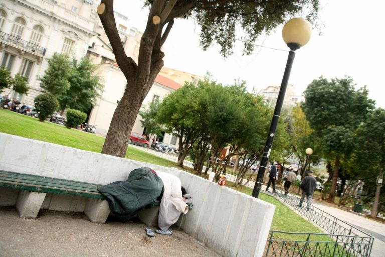 Θεσσαλονίκη: Έκλεψαν μέχρι και άστεγο στην πλατεία | Newsit.gr Θεσσαλονίκη: Έκλεψαν μέχρι και άστεγο στην πλατεία | Newsit.gr