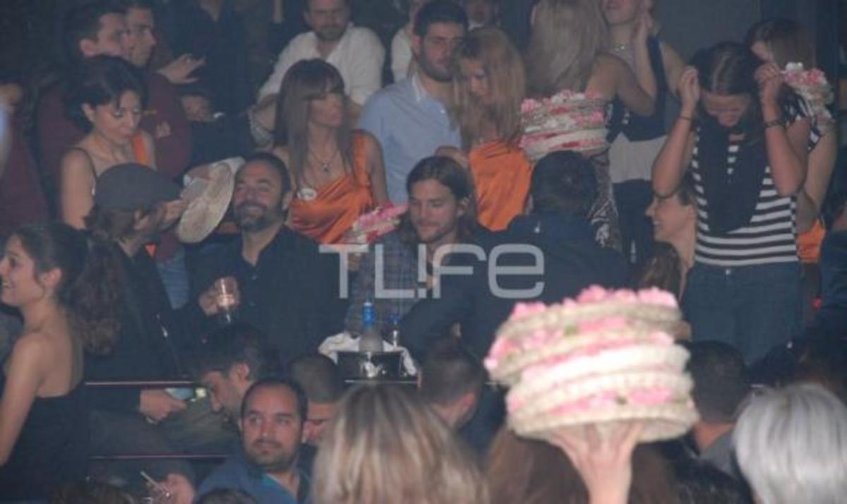«Tα έσπασε» χθες στον Κιάμο ο A. Kutcher! Φωτογραφίες από το λουλουδοπόλεμο του σταρ του Χόλιγουντ | Newsit.gr «Tα έσπασε» χθες στον Κιάμο ο A. Kutcher! Φωτογραφίες από το λουλουδοπόλεμο του σταρ του Χόλιγουντ | Newsit.gr