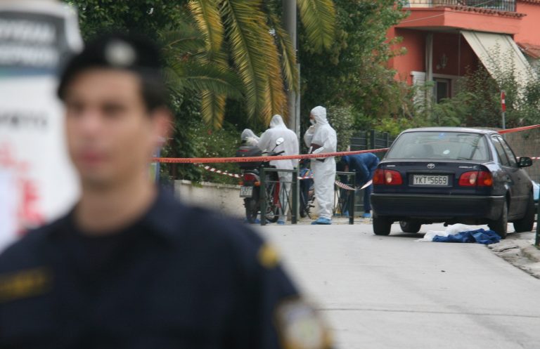 Λάρισα: Έσπασαν στο ξύλο δύο αδερφές | Newsit.gr Λάρισα: Έσπασαν στο ξύλο δύο αδερφές | Newsit.gr