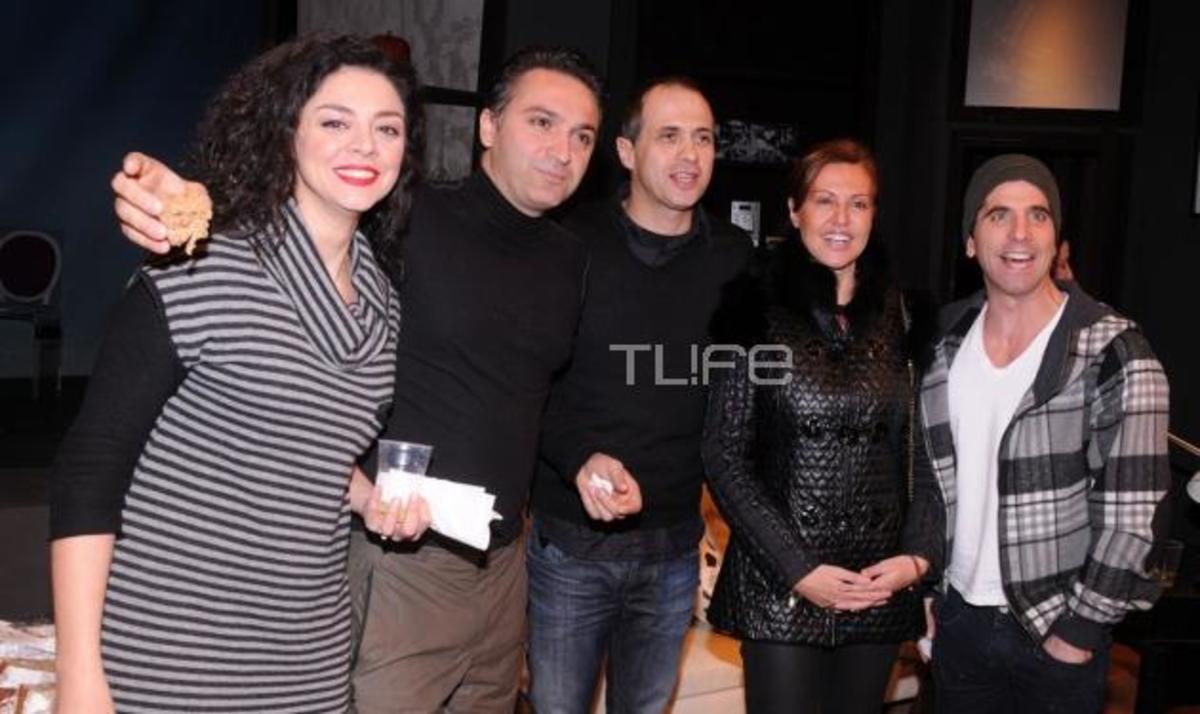 Το TLIFE στην κοπή της πίτας του θεάτρου Αθηνά! Δες ποιοι βρέθηκαν εκεί | Newsit.gr Το TLIFE στην κοπή της πίτας του θεάτρου Αθηνά! Δες ποιοι βρέθηκαν εκεί | Newsit.gr